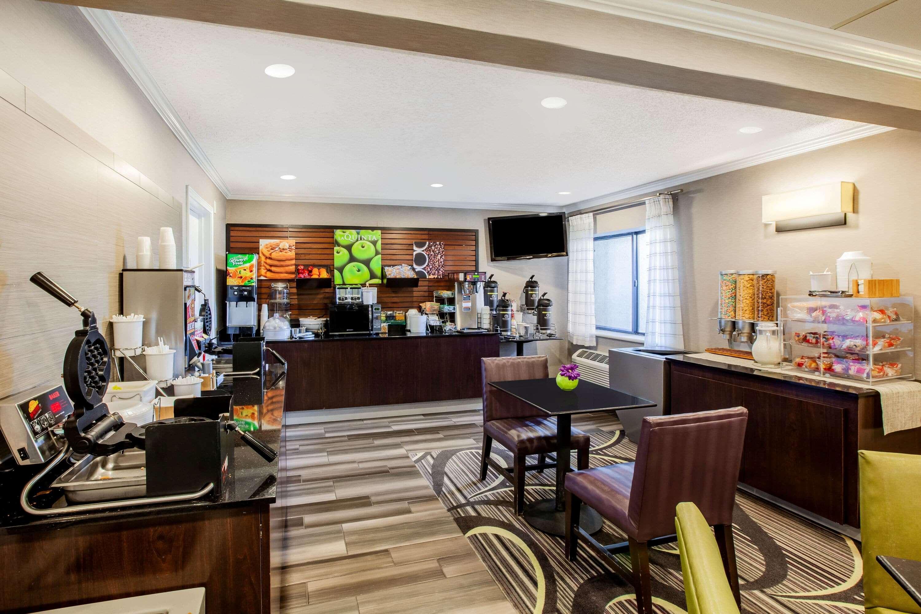 Отель La Quinta By Wyndham Houston Baytown East Экстерьер фото