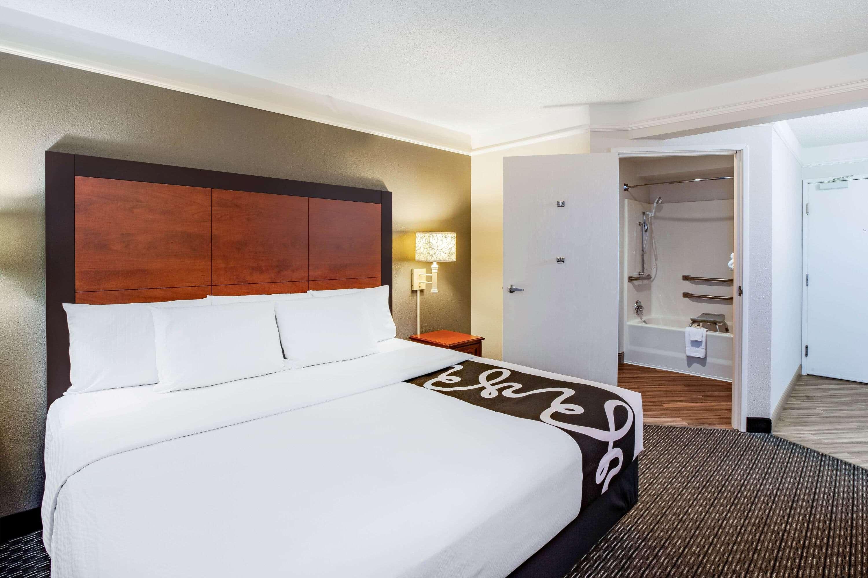 Отель La Quinta By Wyndham Houston Baytown East Экстерьер фото