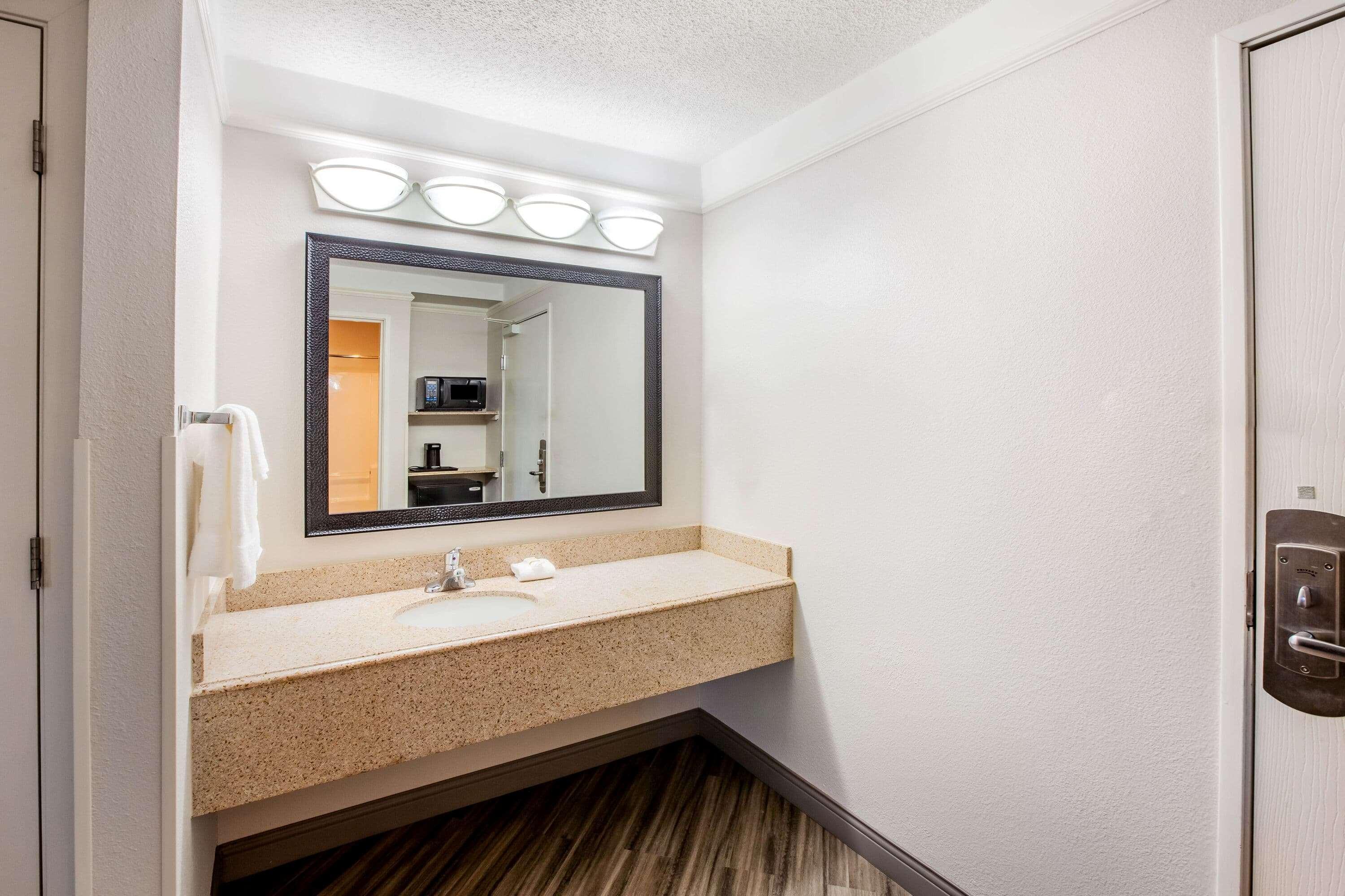 Отель La Quinta By Wyndham Houston Baytown East Экстерьер фото